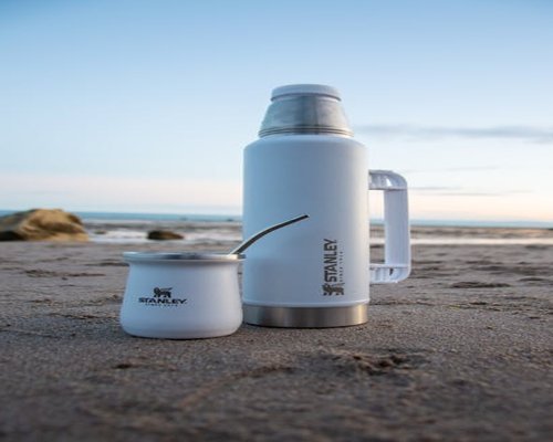 Termo y mate sobre la mesa