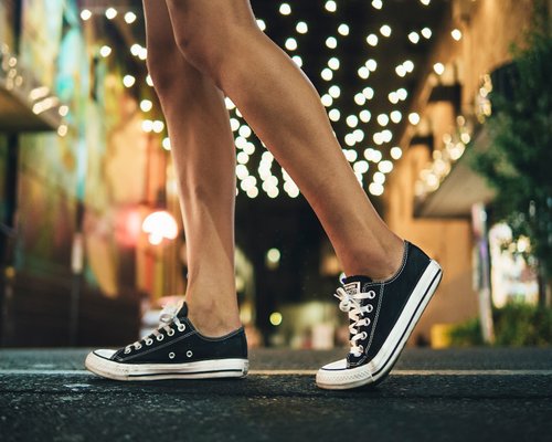 Zapatillas cómodas caminando por la ciudad